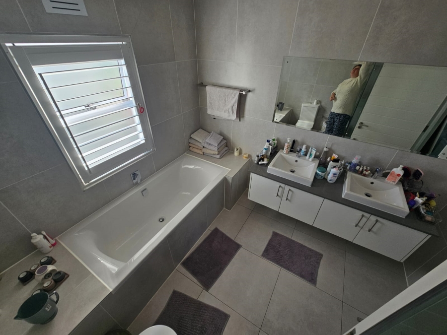 To Let 3 Bedroom Property for Rent in Sunningdale Western Cape